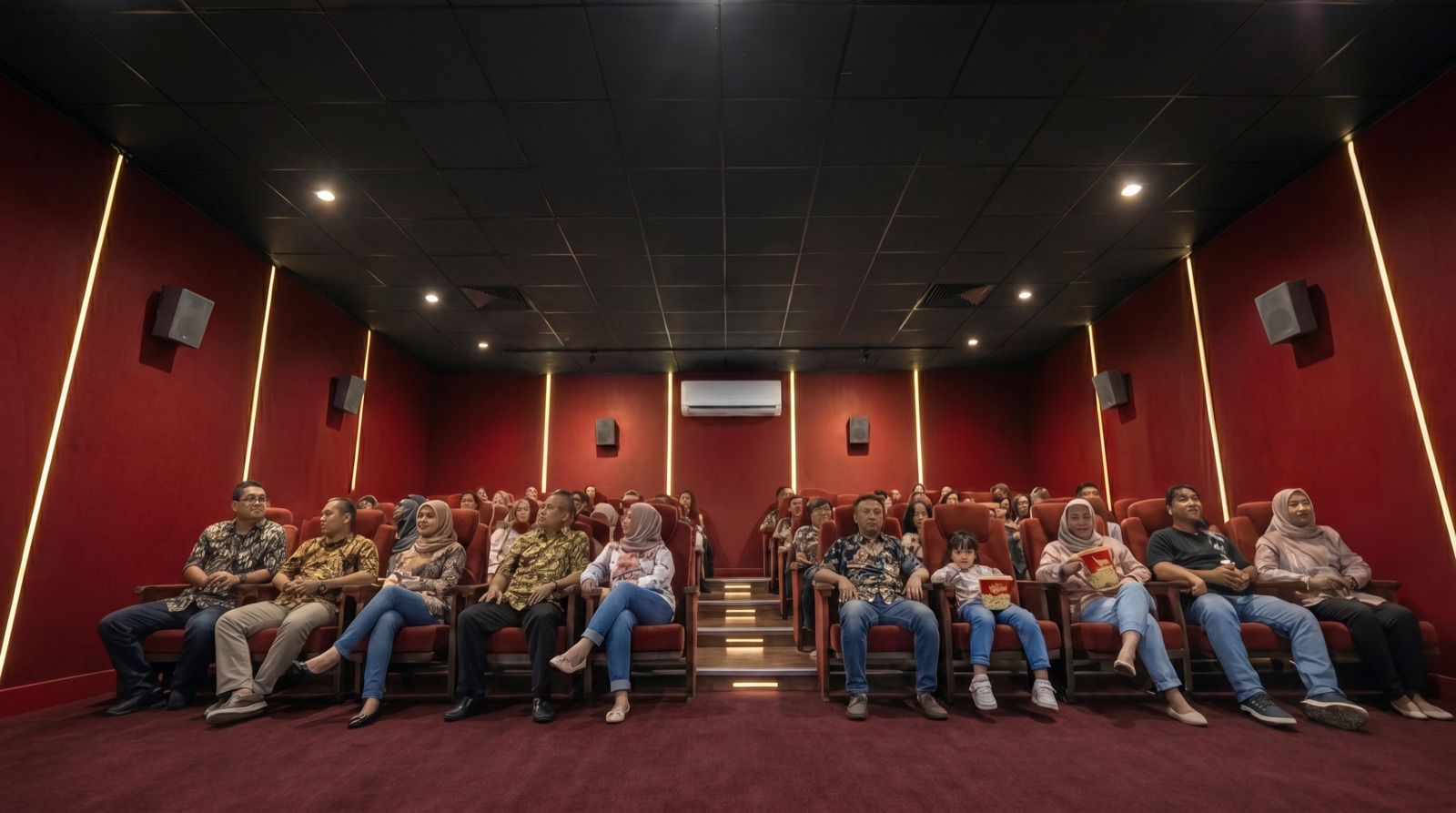 Interior bioskop 50 kursi penuh penonton